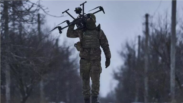 soldado y dron
